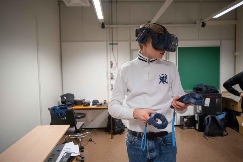VR LAB 1.jpg Elev frå Kongsbakken vidaregåande skule tester ut VR Laben